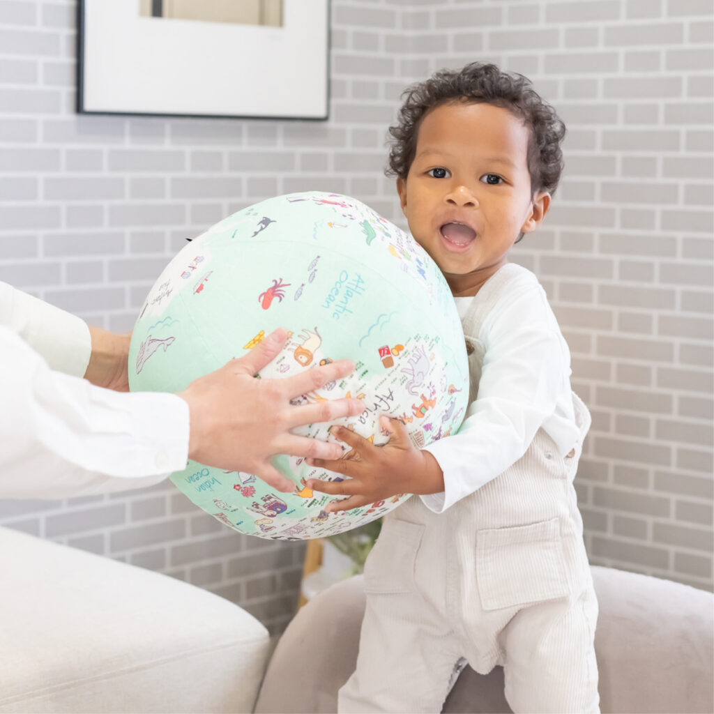 【2名様に当たる】　ぎゅっと抱きしめられる地球儀クッション（ブルーカラー・ベージュカラー）